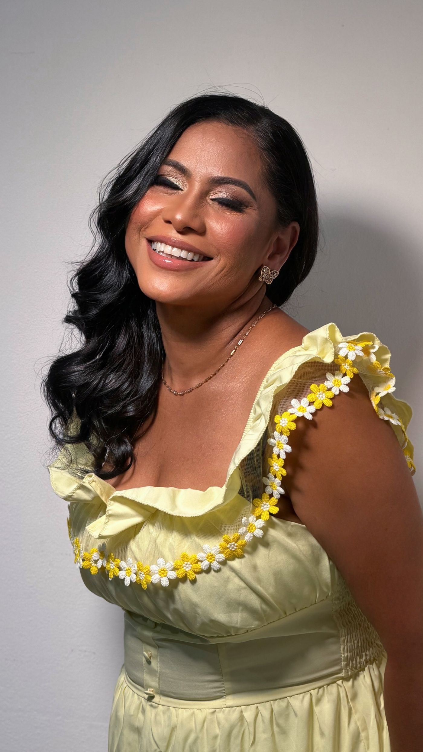 Sorriso natural em luz de fim de tarde